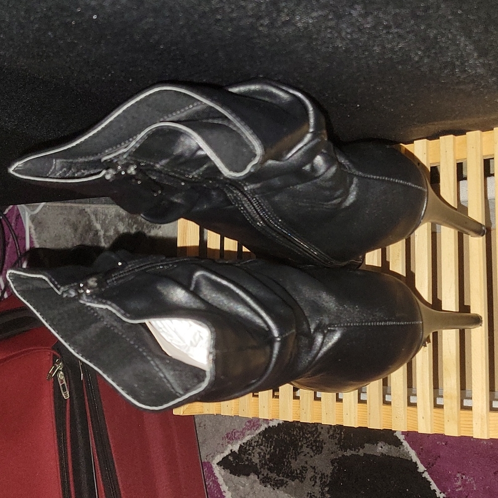 Boots - Picture 3 of 9
